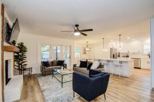 Stunning Modern Dream Home w Pool Grill Foosball