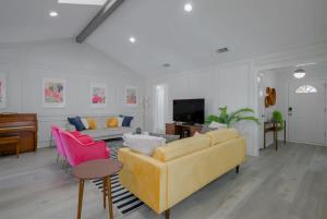 Vibrant Spacious Home w Private Pool and Jacuzzi