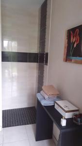 B&B / Chambres d'hotes B&B Soissons L'Arthome chambres d'hotes : Chambre Double avec Salle de Bains Privative