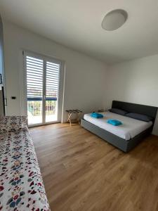 La Finestra Blu Alba 1