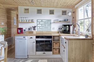 Scandi Cabin On A Hill, With Stunning Views Across Cornwall