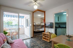 Apartamento en complejo residencial con piscina y garaje a 100m del mar