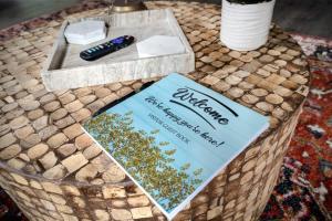 Modern decor, Hot Tub, Fire Pit & River Access!