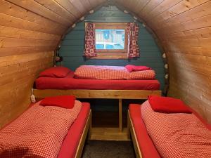 Family Room with Shared Bathroom room in Inn-side Adventure Cabins