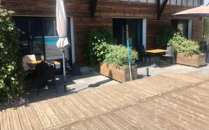 Appartements Gites de cahuzac : Studio - Vue sur Piscine 