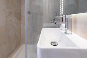 Nadiona Suites Crystal & Gold