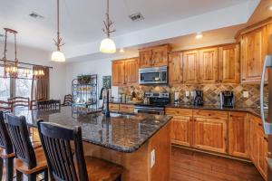 Seven Springs Woodridge 4 Bedroom Premium Condo, Deck with Mountain Views condo