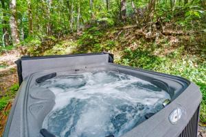 Modern Chalet w Hot Tub, Large Deck, Grill & WiFi