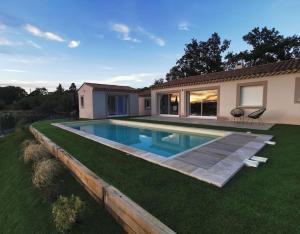 La Tiny de Louis, au milieu des oliviers, avec jolie piscine
