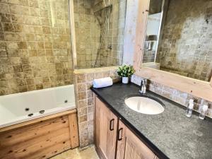 Résidence Aquila - Superbe appartement 3 pièces cabine pour 8 personnes situé à Val d’Isère, skis aux pieds et à 500m du centre du village, navette MAE-2544