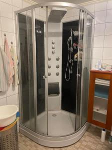 2 bedroom luxury apartment seafront, free pick up!