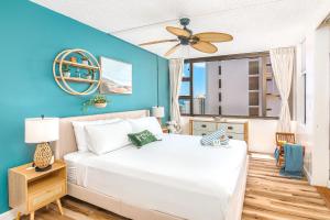 Charming 1BR: Waikiki Banyan, Ocean View + Parking