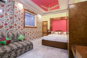 OYO Home Cozy Studio Collage Square Hotel Maya International Near St. Thomas's Church