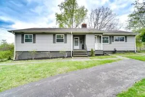 Updated Home Central Oak Ridge Location - Oak Ridge