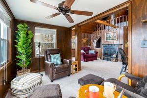 Mountaintop Views, Hot Tub, Deck, Fire Pit & WiFi