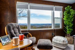 Mountaintop Views, Hot Tub, Deck, Fire Pit & WiFi