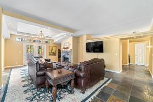 Dog-Friendly 4BR on 200 Acres with River Access