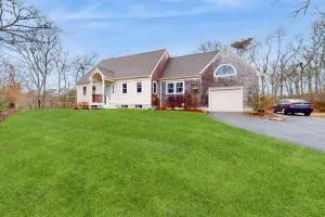 Elegant Coastal Cottage - Pleasant Lake