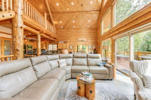 Mountain Cabin with Hot Tub 4 Mi to Shaver Lake!