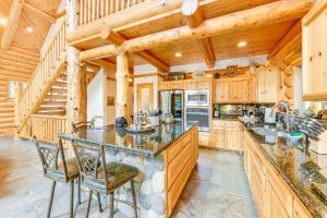 Mountain Cabin with Hot Tub 4 Mi to Shaver Lake!