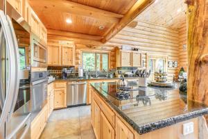 Mountain Cabin with Hot Tub 4 Mi to Shaver Lake!