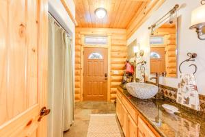 Mountain Cabin with Hot Tub 4 Mi to Shaver Lake!