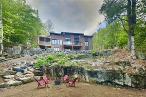 Panoramic Lakefront Chalet with Hot Tub & Firepit