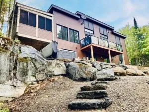 Panoramic Lakefront Chalet with Hot Tub & Firepit - Раудон