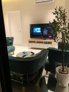 شقة فاخرة ٣ غرف نوم وصالة