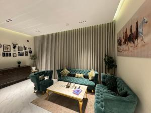 شقة فاخرة ٣ غرف نوم وصالة