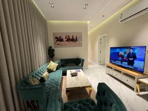 شقة فاخرة ٣ غرف نوم وصالة