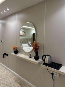 استديو إفيرست العقيق الذاتية