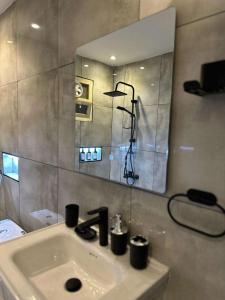 استديو إفيرست العقيق الذاتية