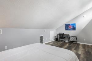 KING BED Well-Located Cozy Townhouse Retreat