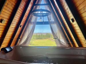 Refúgio Romântico com Jacuzzi na Natureza a 10 min da Praia