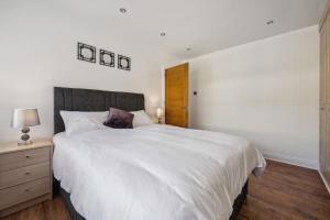 house in Heald Green village