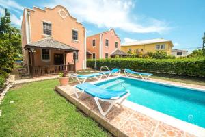 2-Story Townhome with Private Pool, Ideal for Group!