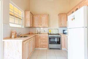 Oceanview Terrace I Full Kitchen I Steps to Beach I WiFi