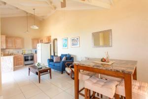 Oceanview Terrace, Walk to Beach, WiFi and Parking