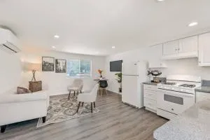 Modern 1-Bedroom Home in a Prime LA Location - Oak Park