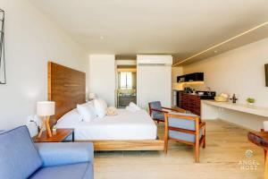 NEW Downtown Stay with Oceanview Roof Pool and Gym plus Cafe