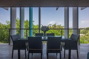 New Condo Roof Pool with Gym and WiFi near 5th half Blk Kids Ok