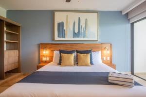 New Condo Roof Pool with Gym and WiFi near 5th half Blk Kids Ok