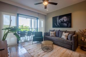 New Condo Roof Pool with Gym and WiFi near 5th half Blk Kids Ok