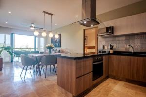 New Condo Roof Pool with Gym and WiFi near 5th half Blk Kids Ok