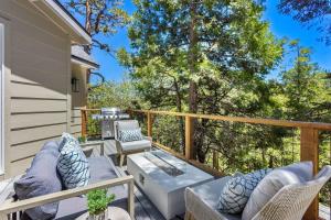 New Luxe Home 6BD 5BA Great and Bonus Rooms 2 Decks AC Dogs eBikes