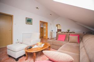 Apartments and rooms with a swimming pool Pucisca, Brac - 5637