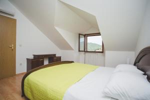 Apartments and rooms with a swimming pool Pucisca, Brac - 5637