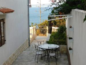 Apartments by the sea Pisak, Omis - 22946