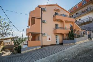 Apartments with a parking space Mastrinka, Ciovo - 22976